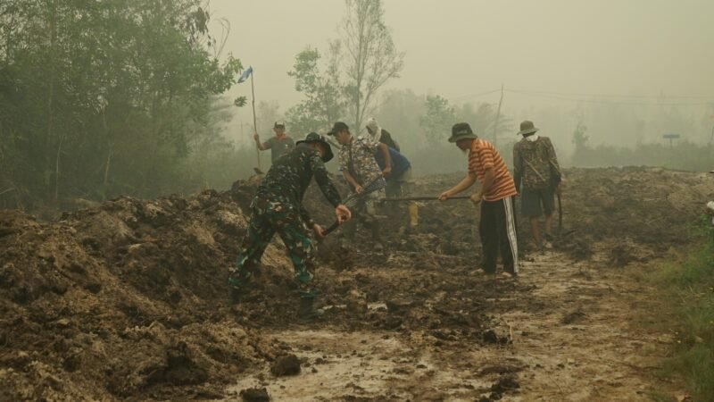 Pererat Kebersamaan, Satgas TMMD Bersama Warga Gotong Royong Pembuatan Drainase