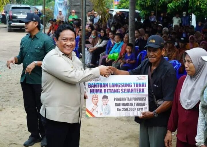Wagub Edy Pratowo Salurkan 1.000 Paket Bantuan Pangan.