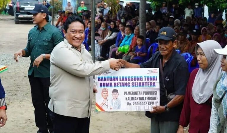 Wagub Edy Pratowo Salurkan 1.000 Paket Bantuan Pangan.