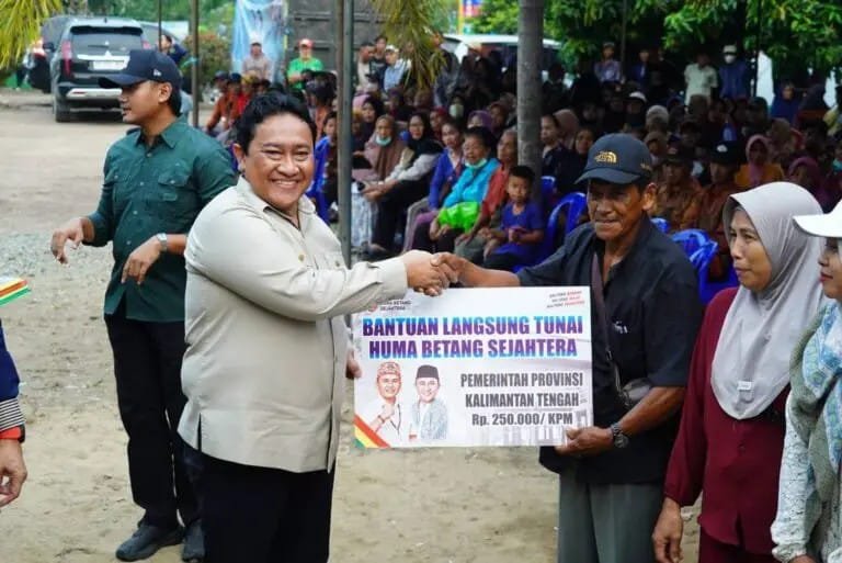 Wagub Edy Pratowo Salurkan 1.000 Paket Bantuan Pangan.