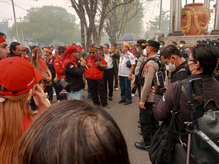 Karhutla Kian Tak Tertangani Kongres Rakyat Kalteng Demo Gubernur.