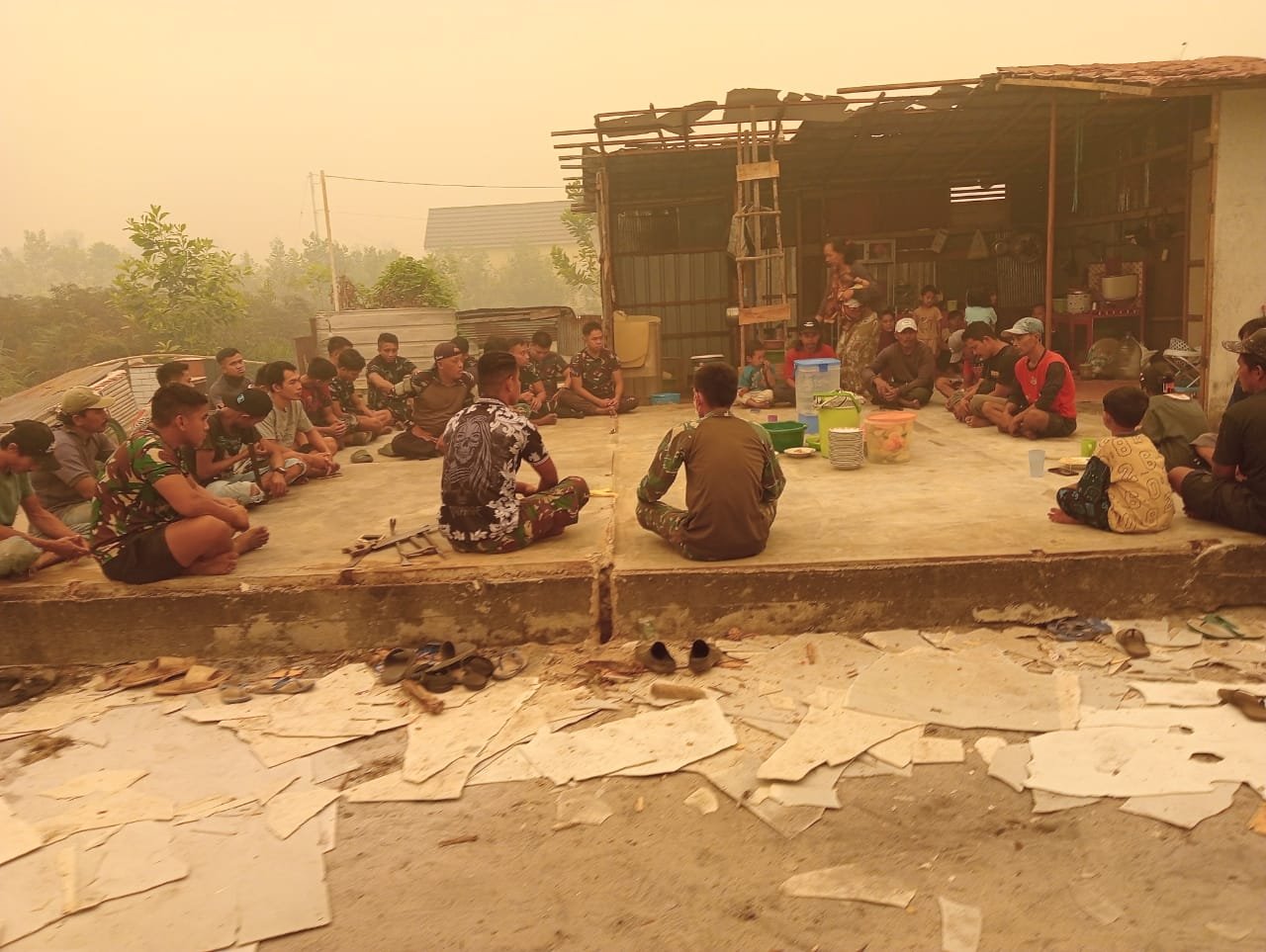 Jalin Keakraban, Anggota Satgas TMMD Kodim 1016/Plk Laksanakan Makan Siang Bersama