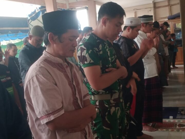 Perkuat Keimanan, Anggota Satgas TMMD Sholat Jumat Bersama Warga