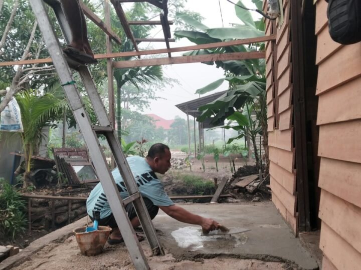 Warga Antusias Bergotong Royong Bantu Rehab Rumah Tidak Layak Huni (RTLH) dalam Program TMMD