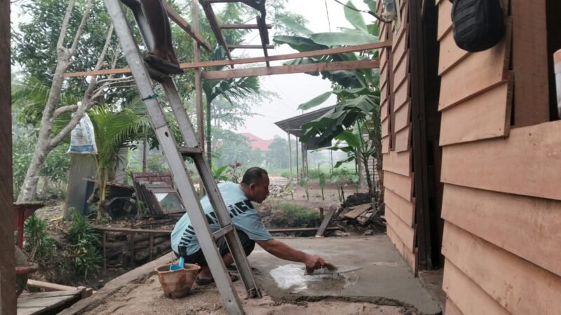 Warga Antusias Bergotong Royong Bantu Rehab Rumah Tidak Layak Huni (RTLH) dalam Program TMMD