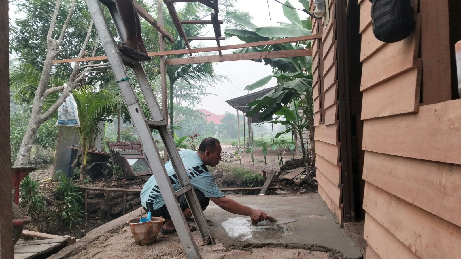 Warga Antusias Bergotong Royong Bantu Rehab Rumah Tidak Layak Huni (RTLH) dalam Program TMMD