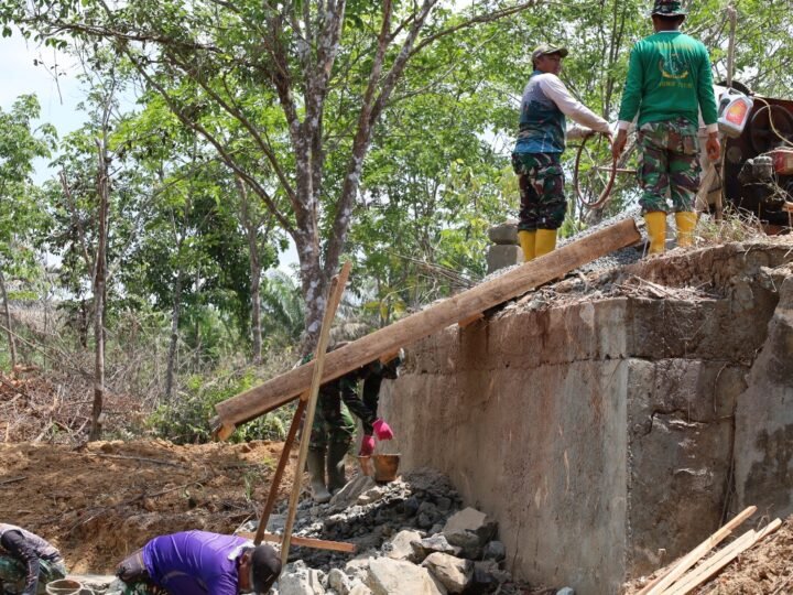 Perkuat Dasar Jembatan Beton, Satgas TMMD ke-130 Garap Pondasi Berukuran Besar