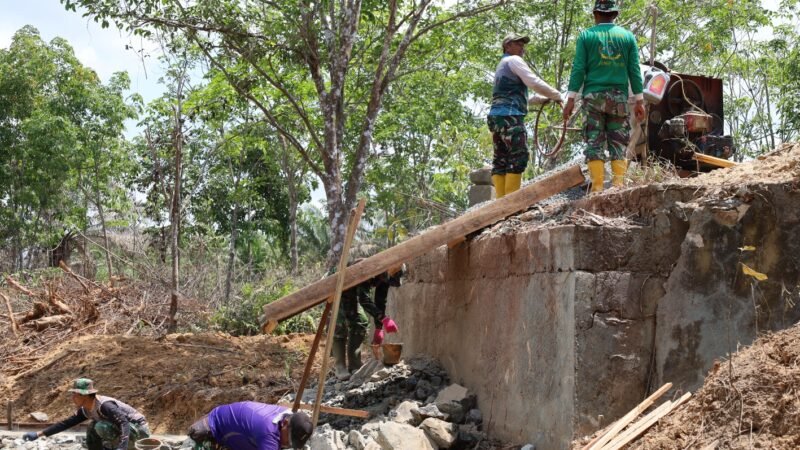 Perkuat Dasar Jembatan Beton, Satgas TMMD ke-130 Garap Pondasi Berukuran Besar