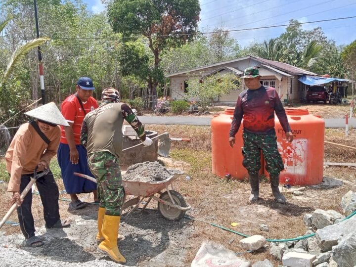 Aksi Satgas TMMD Kodim 1009/Tla: Pasang Slop Bawah Pos Kamling Bareng Warga