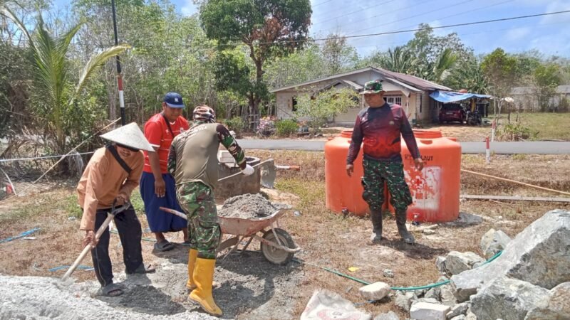 Aksi Satgas TMMD Kodim 1009/Tla: Pasang Slop Bawah Pos Kamling Bareng Warga