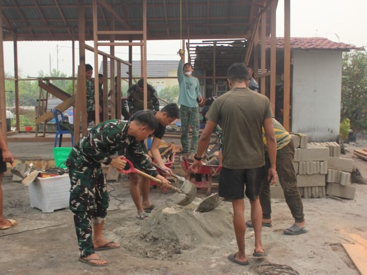 Pengecoran RTLH, Satgas TMMD Bersama Warga Terus Percepat Pembangunan Rumah