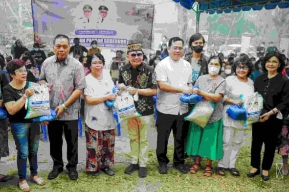 Gubernur Bagikan 1500 Paket Bansos Untuk Pendeta & Pelayan Gereja.