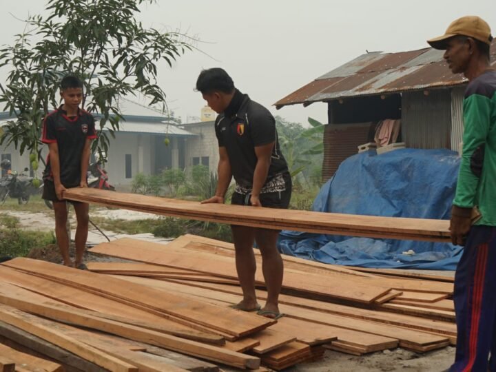 Bersama Warga, Anggota Satgas TMMD Bahu-Membahu Angkut Material RTLH