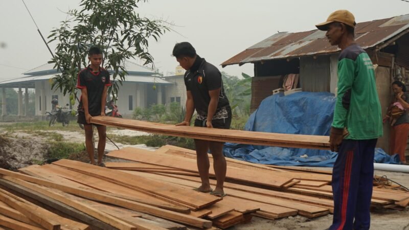 Bersama Warga, Anggota Satgas TMMD Bahu-Membahu Angkut Material RTLH